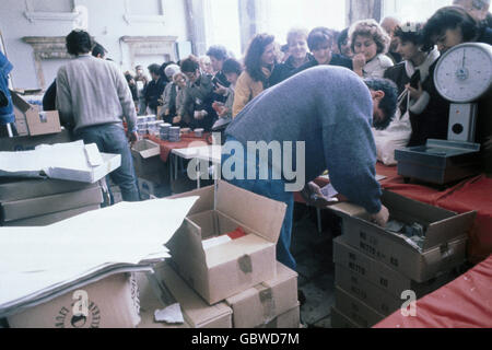 Veranstaltungen, Kroatischer Unabhängigkeitskrieg 1991 - 1995, Menschenmenge auf dem Markt im Diokletianpalast, Split, 21.12.1992, Jugoslawien, Jugoslawienkriege, Balkan, Konflikt, Menschen, Elend, Mangel an Angebot, Handel, Kroatien, 1990er, 90er, 20. Jahrhundert, historisch, historisch, Zusatzrechte-Clearences-nicht verfügbar Stockfoto