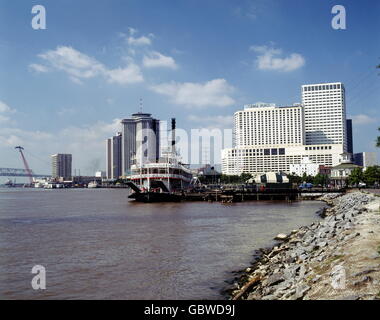 Geographie / Reisen, Vereinigte Staaten von Amerika (USA), Louisiana, New Orleans, Fluss, Mississippi River mit Skyline, 1990er Jahre, zusätzliche-Rechte-Clearences-nicht verfügbar Stockfoto