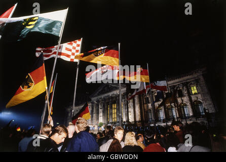 Geographie / Reisen, Deutschland, Wiedervereinigung, Menschen mit Fahnen vor dem Reichstag, Berlin, 2. - 3.10.1990, Zusätzliche-Rechte-Clearences-Nicht Verfügbar Stockfoto