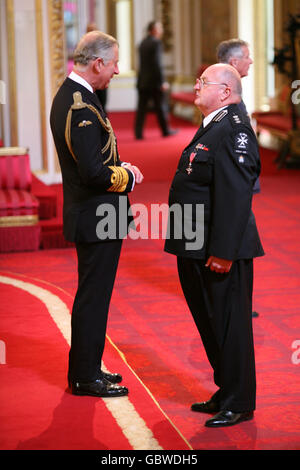 Herr Robert Hutton aus West Wittering wird vom Prince of Wales im Buckingham Palace zu einem MBE gemacht. Stockfoto