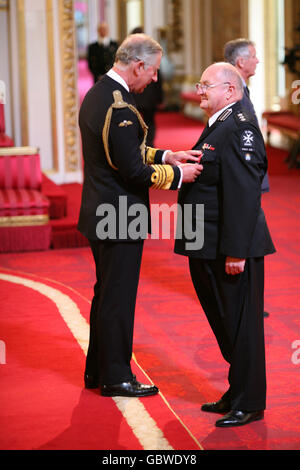 Herr Robert Hutton aus West Wittering wird vom Prince of Wales im Buckingham Palace zu einem MBE gemacht. Stockfoto