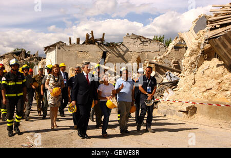 Premierminister Gordon Brown und Frau Sarah besuchen das zerstörte Dorf Onna in der Nähe von L'Aquila, Italien, das sich im Epizentrum des Erdbebens befand, das die Region am 6. April 2009 heimsuchte. Stockfoto