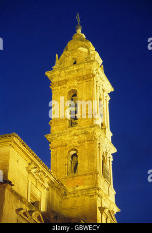 Turm von San Agustin Kirche, Nachtansicht. Antequera, Provinz Malaga, Andalusien, Spanien. Stockfoto