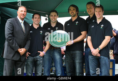 Die englische Cricket-Legende Ian Botham posiert mit den walisischen Rugby-Union-Stars Gareth Cooper, Stephen Jones, Jonny Thomas, Ian Evans und Mark Jones (von links nach rechts) in einer Spielpause am dritten Tag des ersten npower-Testspiels in Sophia Gardens, Cardiff. Stockfoto