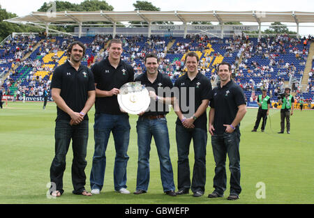 Die Stars der Welsh Rugby Union, Jonny Thomas, Ian Evans, Stephen Jones, Mark Jones und Gareth Cooper (von links nach rechts) posieren für Fotos in einer Spielpause während des dritten Tages des ersten npower-Testspiels in Sophia Gardens, Cardiff. Stockfoto