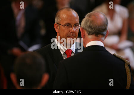 Paul Franklin wird vom Prince of Wales im Buckingham Palace zu einem MBE gemacht. Stockfoto