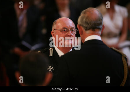 Herr Robert Hutton aus West Wittering wird vom Prince of Wales im Buckingham Palace zu einem MBE gemacht. Stockfoto