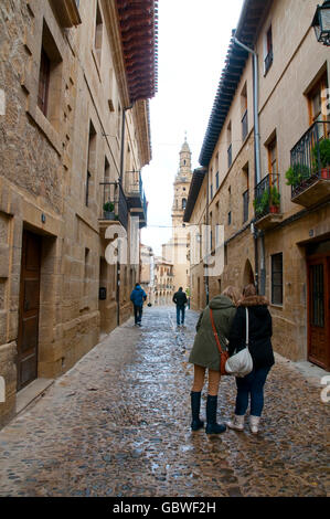 Touristen zu Fuß entlang der Straße. Briones, La Rioja, Spanien. Stockfoto