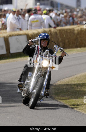 Hollywood-Schauspieler Peter Fonda fährt das "Easy Rider" Motorrad während des Goodwood Festival of Speed 2009. Stockfoto