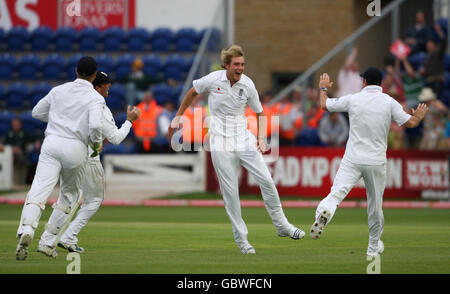 Der englische Stuart Broad (Mitte) feiert das Wicken des australischen Michael Clarke am dritten Tag des ersten npower-Test-Spiels in Sophia Gardens, Cardiff. Stockfoto