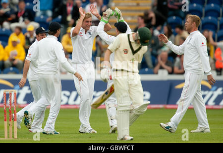 Der englische Stuart Broad (Mitte, links) feiert mit seinen Teamkollegen, nachdem er am dritten Tag des ersten npower-Test-Spiels in Sophia Gardens, Cardiff, den Australier Michael Clarke abgesetzt hat. Stockfoto