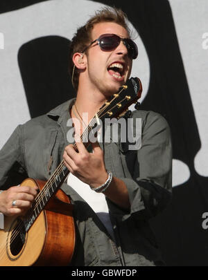 James Morrison tritt auf der Hauptbühne während des ersten Tages des T in the Park Musikfestivals auf. Stockfoto