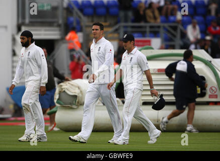 England Kapitän Andrew Strauss mit Monty Panesar (links) und Kevin Pietersen (Mitte), als sie das Feld am dritten Tag des ersten npower Test Spiels in Sophia Gardens, Cardiff verlassen. Stockfoto