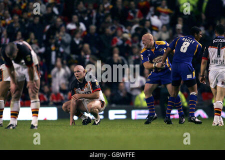 Die Spieler von Bradford Bulls wurden niedergeschlagen, während Leeds Rhinos den Sieg feierten Super League Grand Final Stockfoto