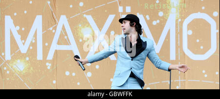 Maximo Park Leadsänger Paul Smith tritt am ersten Tag des T in the Park Musikfestivals auf der Hauptbühne auf. Stockfoto