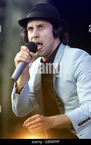 Maximo Park Leadsänger Paul Smith tritt am ersten Tag des T in the Park Musikfestivals auf der Hauptbühne auf. Stockfoto