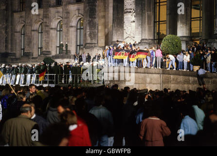 Geographie / Reisen, Deutschland, Wiedervereinigung, Feier, vor dem Reichstag, Berlin, 2.-3.10.1990, Zusatzrechte-Abfertigung-nicht vorhanden Stockfoto