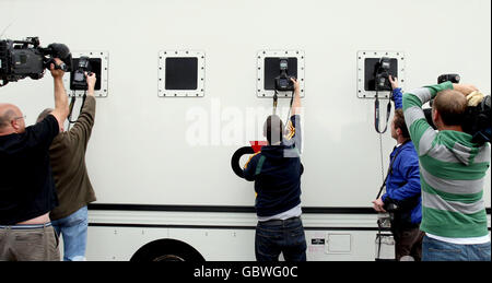 Mitglieder der Medien fotografieren und Filmen einen Gefängniswagen, als er am Mansfield Magistrates Court ankommt, wo der Wissenschaftslehrer Peter Harvey wegen des versuchten Mordes an Jack Waterhouse angeklagt zu sein schien. Stockfoto