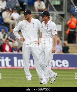 Die Engländer Paul Collingwood und Andrew Flintoff zeigen ihre Dejektion, während die Australier Brad Haddin und Marcus North am dritten Tag des ersten npower-Testmatches in Sophia Gardens, Cardiff, ihre Nachtwertung noch weiter erhöhen. Stockfoto