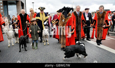 Der Oberbürgermeister von London, der Bürgermeister Ian Luder, wird von Border Collie, Tomba, inspiziert, wie er, die Hirtin Henrietta Cropper, 6, Ihr Hund, Try, verschiedene Aldermen und eine Herde Herdwick Schafe, die vom Landwirt Mike Beaty aus Laithes, Cumbria, gebracht wurden, üben das uralte Recht des Oberbürgermeisters aus, das wollige Tier an der London Bridge gebührenfrei über den Fluss zu fahren. Stockfoto