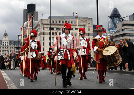 Hechtmänner begleiten den Oberbürgermeister von London, Alderman Ian Luder, während er sein uraltes Recht ausübt, das wollige Tier an der London Bridge mautfrei über den Fluss zu fahren. Stockfoto