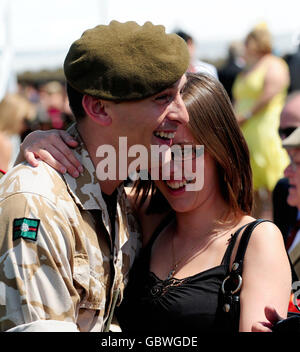 Der Privatmann Mark Brook aus Sheffield umarmt seine Freundin Stephanie Caterer, nachdem er während einer Parade von Soldaten der Territorialen Armee des 4. Bataillons des Yorkshire Regiments auf der York Racecourse, York, seine Afghanistan-Dienstmedaille erhalten hatte. Stockfoto