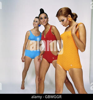 Mode, Strandmode, drei Frauen in Bikini und Badeanzug, um 1970, Zusatz-Rechte-Clearences-nicht verfügbar Stockfoto