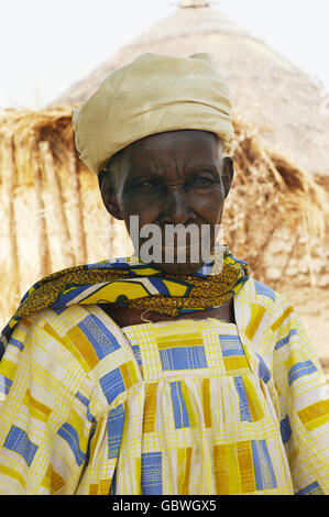 Porträt einer alten Frau, ein Bewohner des Dorfes in Burkina Fasso Kokemnoure gerne mit seinen besten Kleidern fotografiert werden Stockfoto