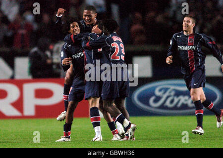 Charles-Edouard Coridon (l) von Paris Saint Germain wird von den Teamkollegen Pauleta (c), Modeste M'Bami (r) und Jose Pierre-Fanfan (top) gratuliert Stockfoto