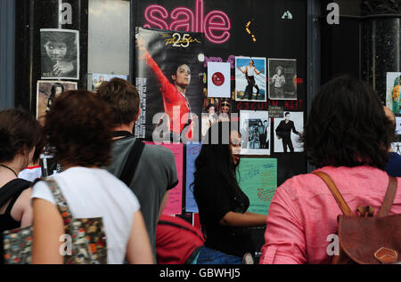 Michael Jackson stirbt im Alter von 50 Jahren. Fans schauen vor einem HMV-Laden am Leicester Square, London, nach einem Schrein von Popstar Michael Jackson. Stockfoto