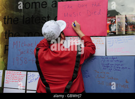 Fans hinterlassen vor einem HMV-Laden am Leicester Square, London, Nachrichten an einen Schrein von Popstar Michael Jackson. Stockfoto