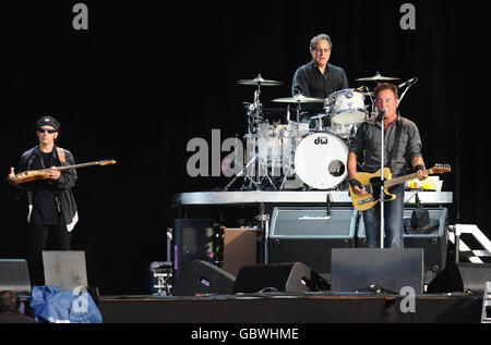 Bruce Springsteen und die E Street Band auf der Bühne bei Hard Rock Calling im Hyde Park in London. Stockfoto