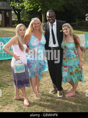 Vanessa Feltz mit ihrem Partner Ben Ofoedu und ihren Töchtern Allegra (links) und Saskia bei der Indian Summer Garden Party, einer Spendenaktion für die internationale Kinderhilfsorganisation Pratham, am Chelsea Conservatory, Chelsea, West London. Stockfoto