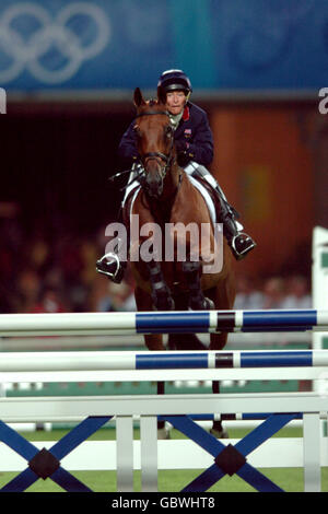 Reiten - Olympische Spiele 2004 In Athen - Drei Tage Eventing - Springreiten - Einzelfinale. Die britische Mary King auf König Salomo III Stockfoto