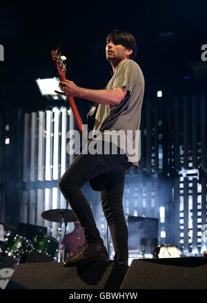 Glastonbury Festival 2009 - Tag Drei. Alex James of Blur beim Glastonbury Festival 2009 auf der Worthy Farm in Pilton, Somerset. Stockfoto