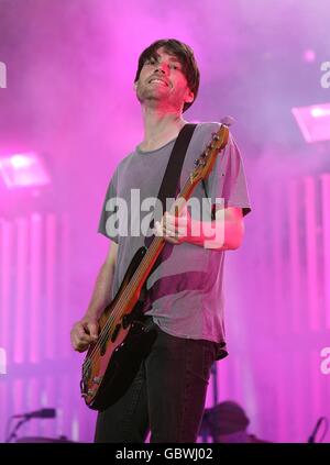 Glastonbury Festival 2009 - Tag Drei. Alex James of Blur beim Glastonbury Festival 2009 auf der Worthy Farm in Pilton, Somerset. Stockfoto