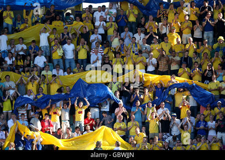 Fußball - UEFA U 21 Europameisterschaft - Halbfinale - England gegen Schweden - Gamla Ullevi. Schweden-Fans beobachten das Geschehen von der Tribüne aus Stockfoto