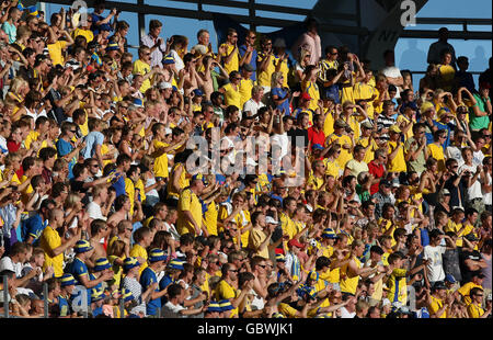 Fußball - UEFA U 21 Europameisterschaft - Halbfinale - England gegen Schweden - Gamla Ullevi. Schweden-Fans beobachten das Geschehen von der Tribüne aus Stockfoto