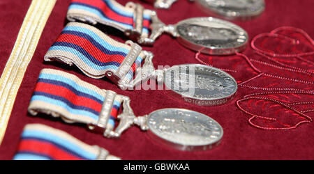 Die Medaillen der Afghanistan-Kampagne stehen bereit, um den Marineoffizieren vom Prinzen von Wales und der Herzogin von Cornwall im Clarence House, London, überreicht zu werden. Stockfoto