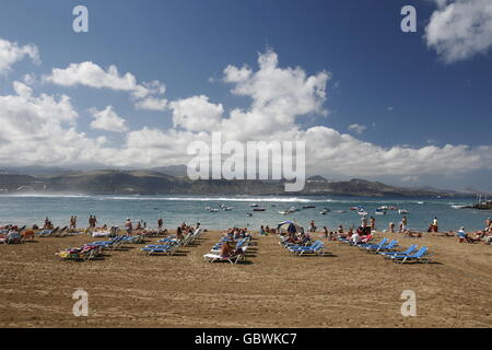 Die Playa de Las Canteras in der Stadt Las Palmas auf der Kanarischen Insel von Spanien in den Atlantischen Ozean. Stockfoto