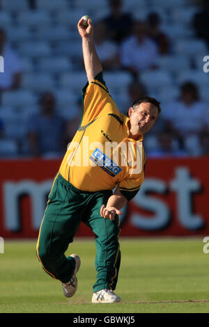 Cricket - Twenty20 Cup 2009 - North Division - Nottinghamshire Outlaws / Leicestershire Foxes - Trent Bridge. Mark Ealham Schüsseln von Nottinghamshire Outlaws Stockfoto