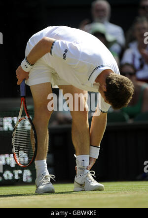 Der Großbritanniens Andy Murray hält sich während der Wimbledon Championships beim All England Lawn Tennis und Croquet Club, Wimbledon, London, in seinem Spiel gegen den Spanier Juan Carlos Ferrero an den Knöchel. Stockfoto