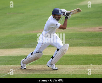 Cricket - Warm Up Match - Warwickshire gegen England - Edgbaston. Der englische Schlagmann Ravi Bopara trifft sich bei einem Freundschaftsspiel in Edgbaston, Birmingham. Stockfoto