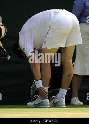 Der Großbritanniens Andy Murray hält sich während der Wimbledon Championships beim All England Lawn Tennis und Croquet Club, Wimbledon, London, in seinem Spiel gegen den Spanier Juan Carlos Ferrero an den Knöchel. Stockfoto