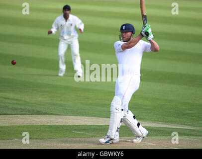 Der englische Schlagmann Andrew Flintoff hat einen Schuss abgeworfen, wird aber von Ricki Clarke aus Warwickshire während eines Freundschaftsspiel in Edgbaston, Birmingham, fallen gelassen. Stockfoto