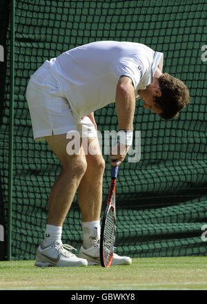 Der Großbritanniens Andy Murray zeigt sich in seinem Spiel gegen den spanischen Juan Carlos Ferrero während der Wimbledon-Meisterschaften beim All England Lawn Tennis and Croquet Club in Wimbledon, London, schmerzhaft. Stockfoto