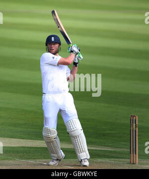 Der englische Schlagmann Andrew Flintoff schoss bei einem Freundschaftsspiel in Edgbaston, Birmingham. Stockfoto