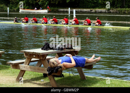 Ein Zuschauer am ersten Tag der Henley Royal Regatta, die auf der Themse in Henley-on-Thames, Oxfordshire, stattfindet. Stockfoto