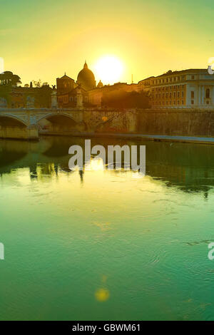 HDR-Bild der Blick über den Fluss Tiber und dem Vatikan in Rom, Italien, Europa. Stockfoto