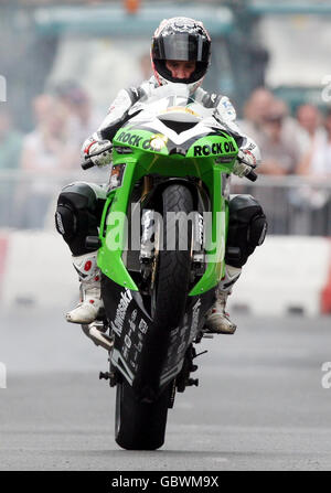 Superbike-Fahrer bewerben ein VISK British Superbikes Event im George Square, Glasgow. Stockfoto